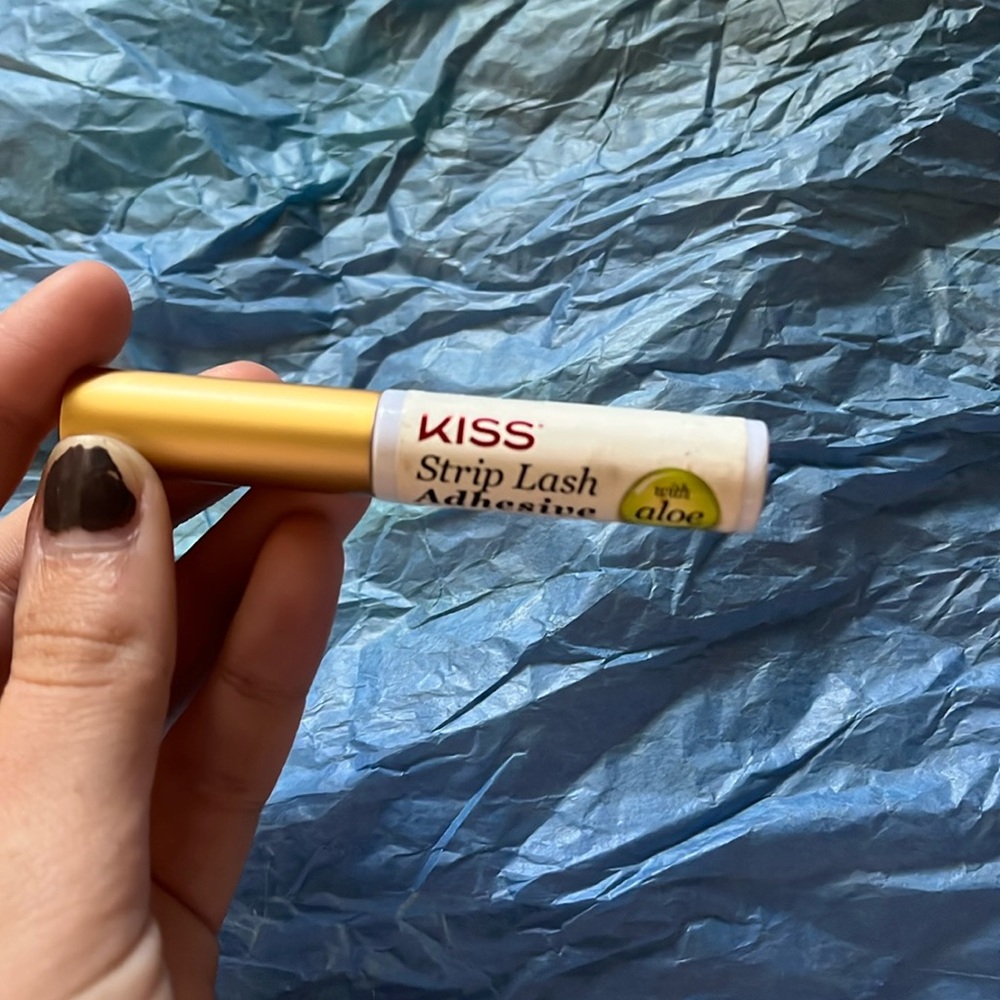Kiss strip lash glue! 💙